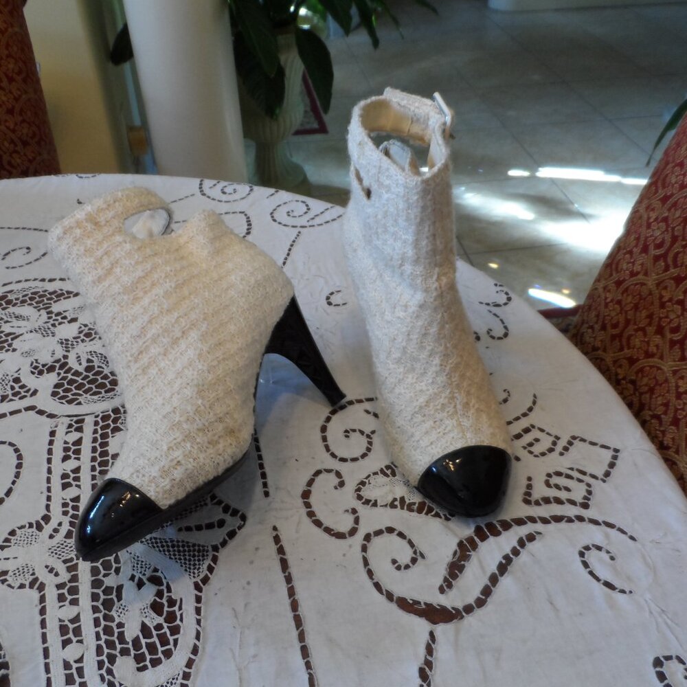 Chanel Ivory/Black Wool Tweed-Patent Leather Ankle Boots w/Buckle-Logo Size 39.5 - Picture 3 of 16